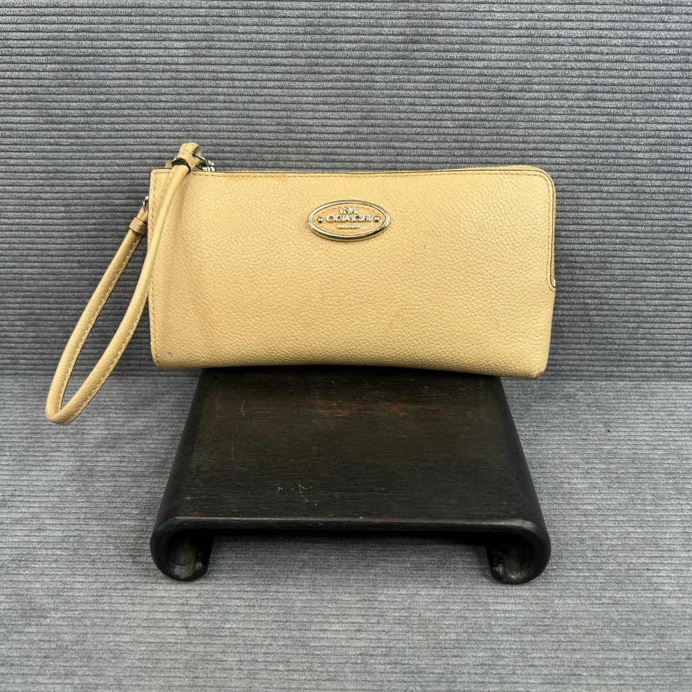 Coach Pebbled Leather Large Wristlet Wallet Beige Gold Logo Plaque Zip Pouch Y2k